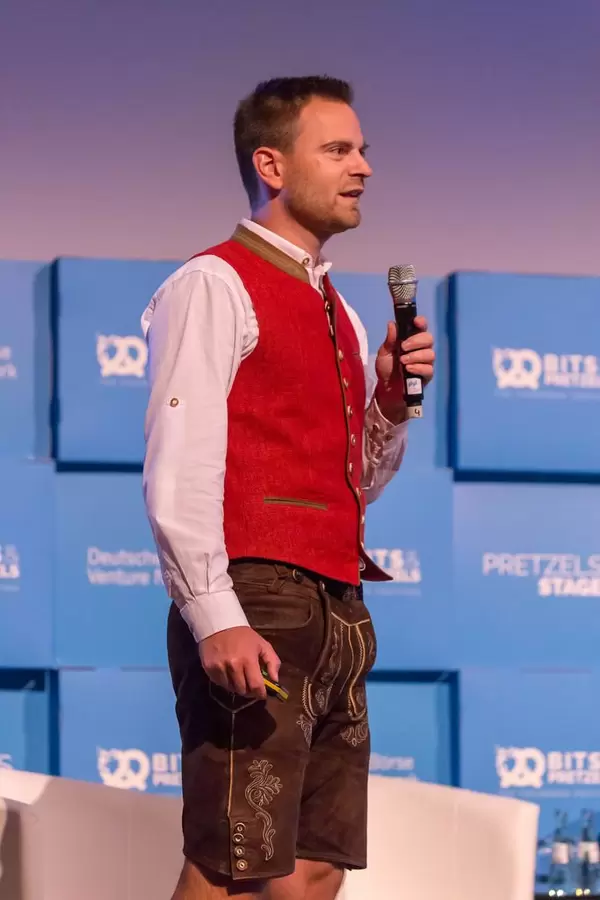 Maximilian Schmidt hält eine Rede