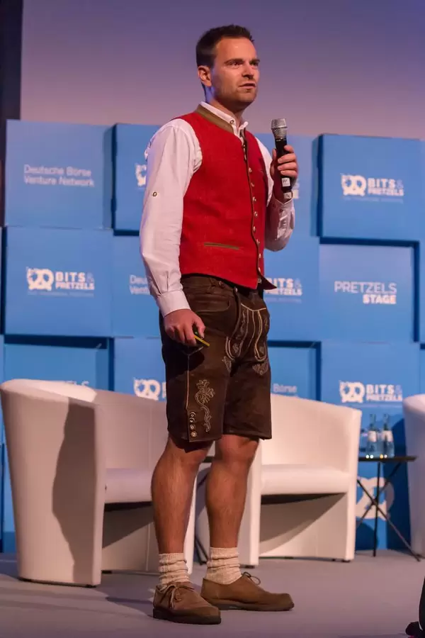 Maximilian Schmidt in Lederhosen mit roter Weste