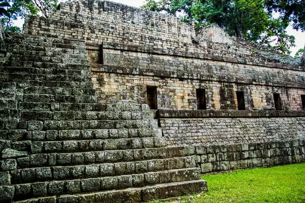 Maya-Ruinen im Regenwald