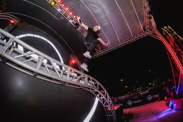 MC Bien springt von der Bühne an Dinagyang Music Festival auf den Philippinen