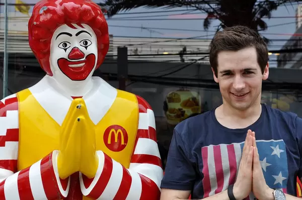 McDonald's Clown und ich mit zusammengelegten Händen
