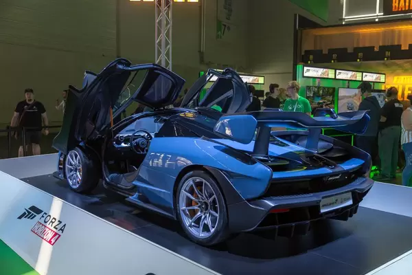 McLaren Senna Rennwagen am Messestand von Forza Horizon 4