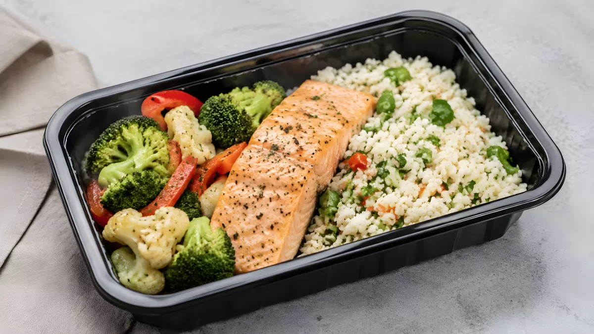 Meal-Prep-Box mit Lachs, Brokkoli und Couscous
