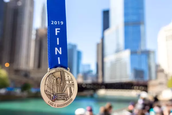 Medaille von dem Chicago Marathon am 13.10.2019 mit dem Trump Tower und dem Chicago River im Hintergrund