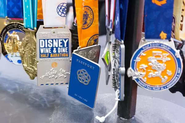 Medaillen aufgehängt auf einem Aufhänger von sporthooks.com