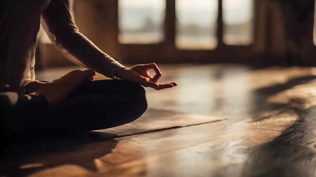 Meditation in ruhiger Holzszenerie