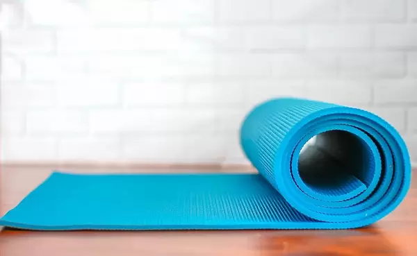 Meditationsutensilien und Fitnessmatte