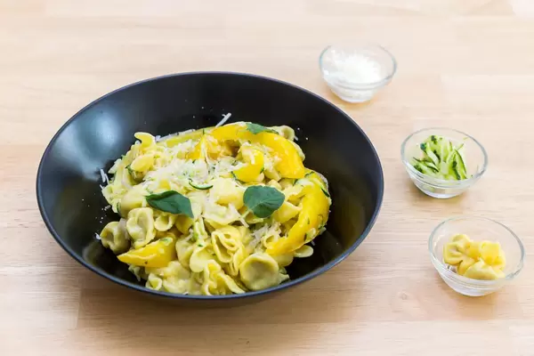 Mediterrane Fiorelli mit Pilzfüllung, gelbe Paprika, Zucchini, rote Zwiebel