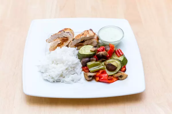 Mediterrane Putenroulde mit Ofengemüse