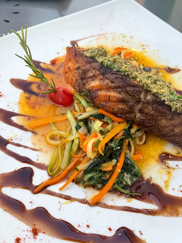 Mediterrane Taverne in der Stadt Skopelos: Teller mit gegrilltem Lachs und Gemüse beim Restaurant Olivo