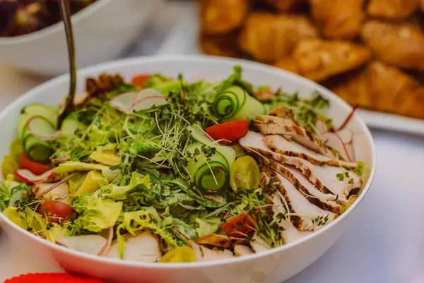Mediterraner Salat mit Hähnchenfleisch
