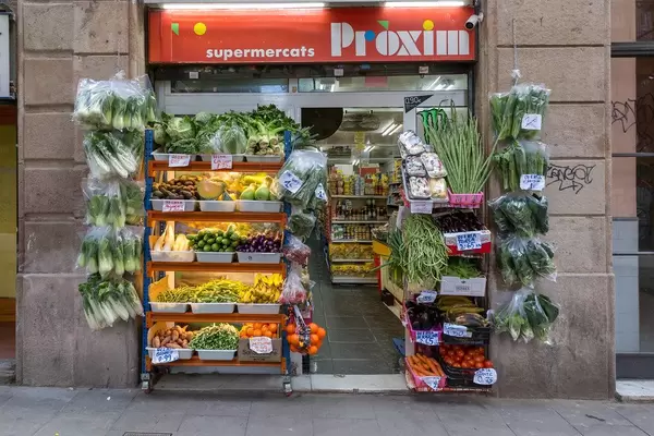 Mediterranes Obst und Gemüse im spanischen Supermarkt "Proxim" im Tante-Emma-Laden Stil an der Straße Carrer de Joaquín Costa in Barcelona
