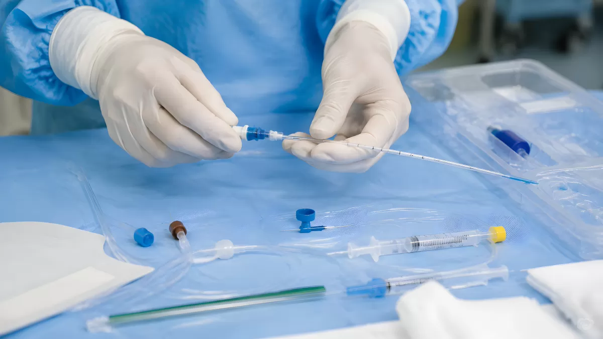 Mediziner bereitet sterilen Katheter-Set im OP vor