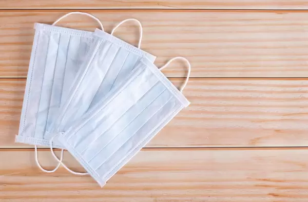 Medizinische Gesichtsmasken auf einem Holztisch