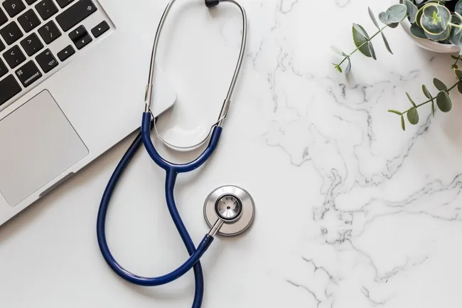 Medizinisches Konzept mit Stethoskop und Laptop