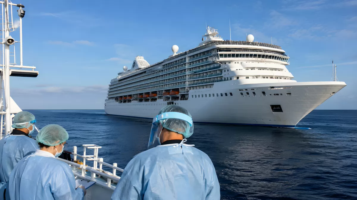 Medizinisches Personal beobachtet Kreuzfahrtschiff auf See