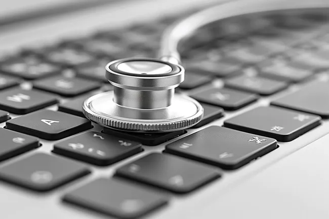 Medizinisches Stethoskop auf Computertastatur