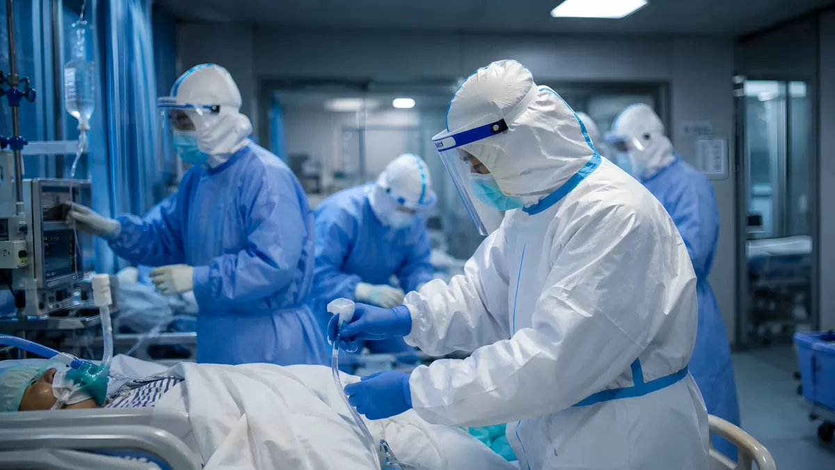 Medizinisches Team in Schutzausrüstung behandelt Patienten