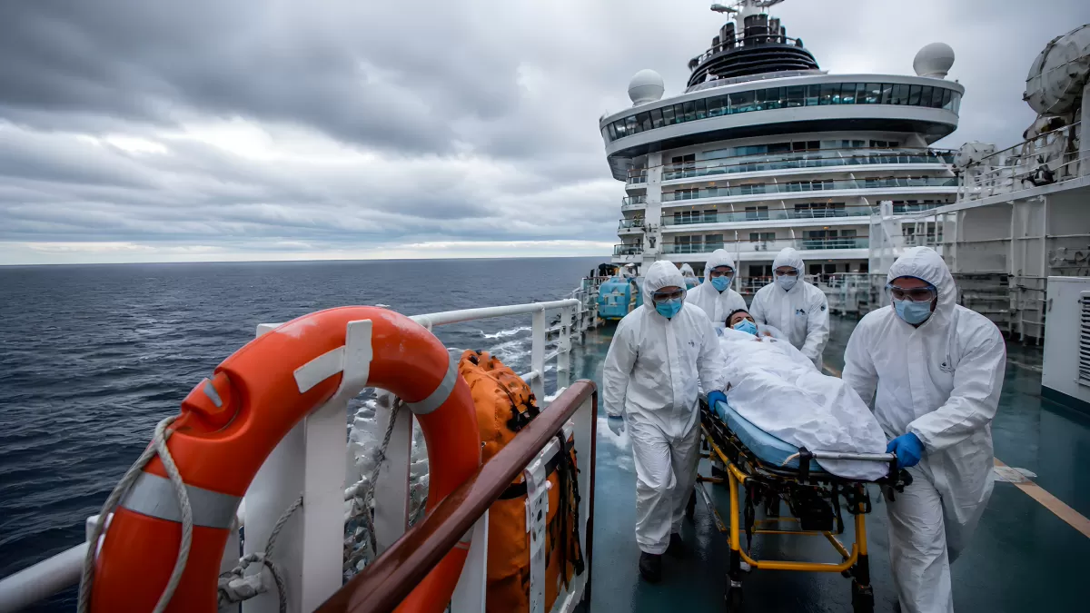 Medizinisches Team transportiert Patient auf Kreuzfahrtschiff