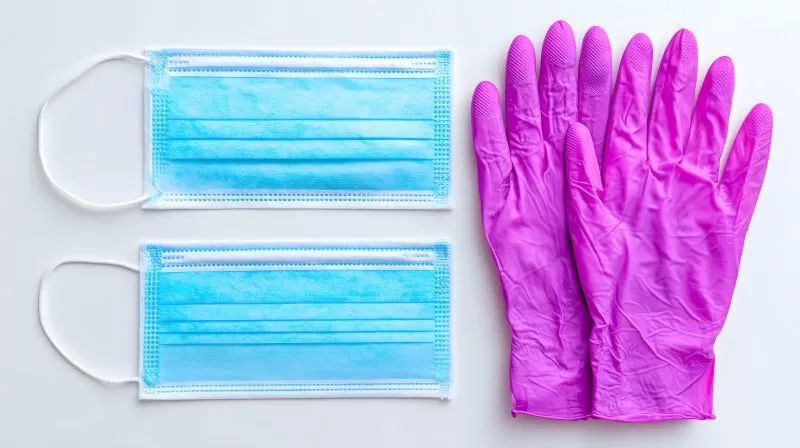 Medizinmaske und Handschuhe auf Weiß