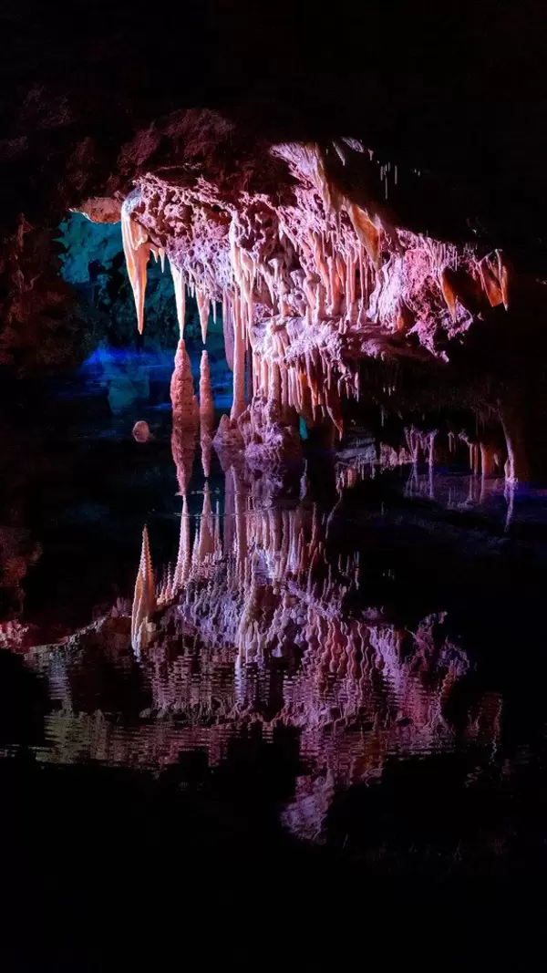 Meer von Venedig, Cuevas del Hams: Stalaktiten spiegeln sich im Wasser des unterirdischen Sees