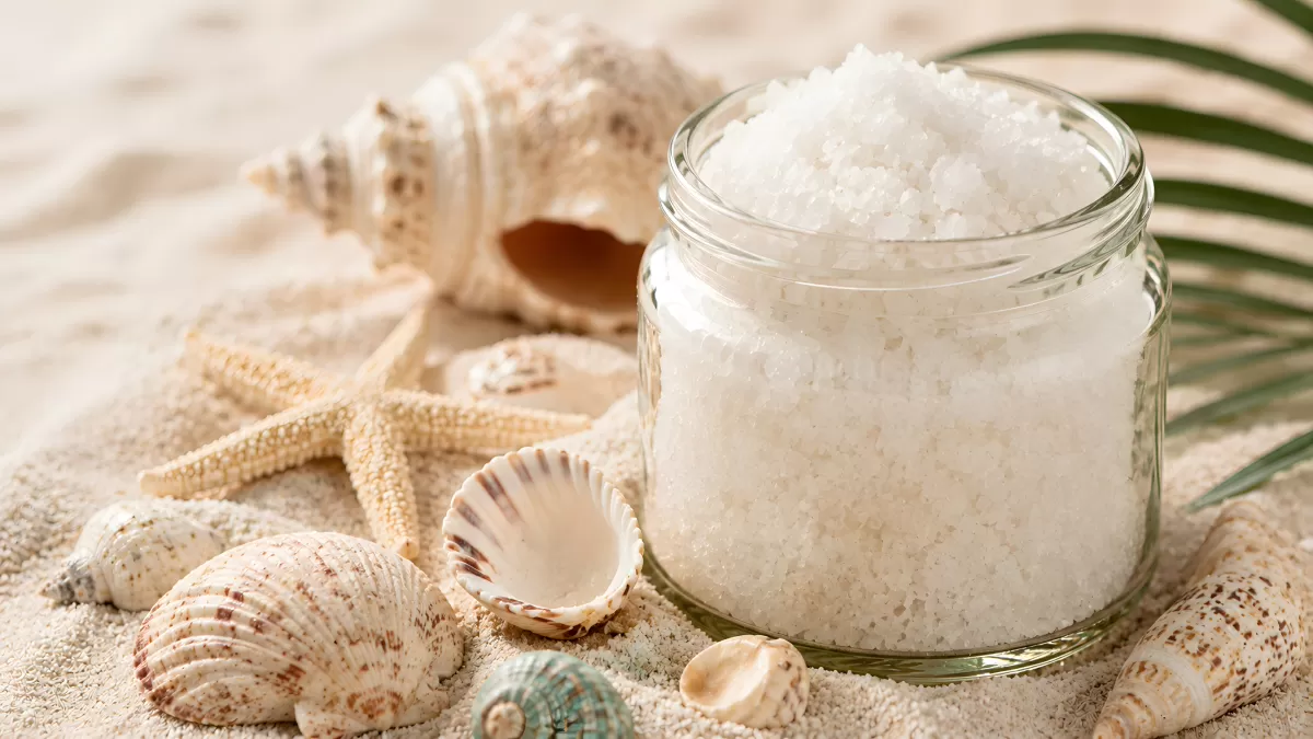 Meersalz im Glasgefäß mit Muscheln und Seestern