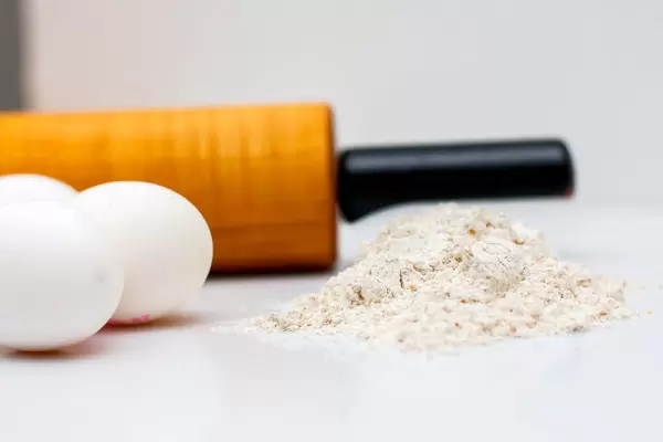 Mehl, Eier und Nudelholz