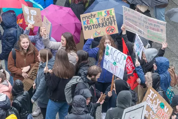 'Mehr Muskelkraft statt Motorkraft!' - Fridays For Future Umweltdemonstration