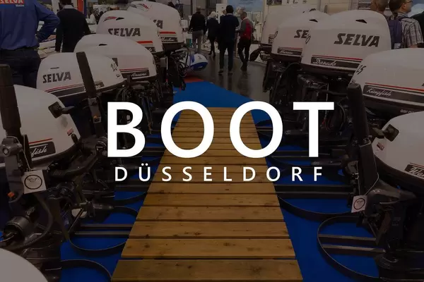 Mehrere Alpa Selva Bootsmotoren auf einem Stegnachbau und Messebesucher im Hintergrund, mit dem Bildtitel "Boot Düsseldorf"