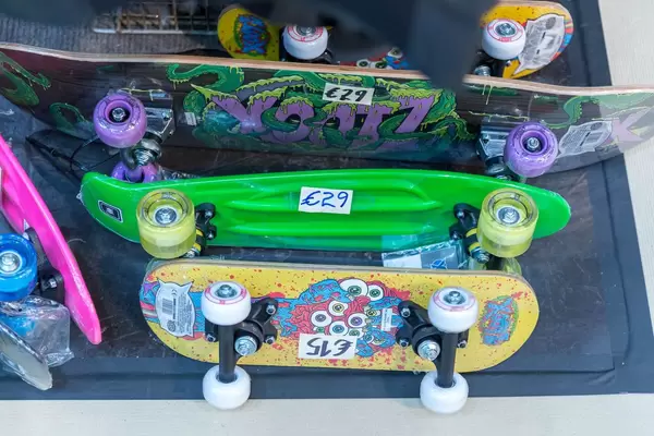 Mehrere bunte Skateboards für Kinder zum Verkauf