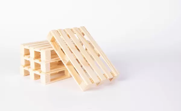 Mehrere Holzpaletten ideal zum Transport von schweren Waren vor weißem Hintergrund