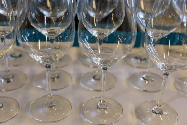 Mehrere Reihen Rotweingläser