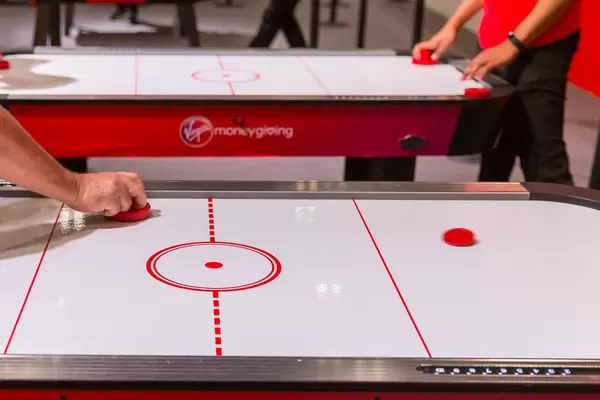 Mehrere Spieler spielen Airhockey
