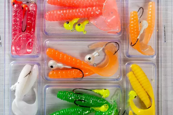 Mehrfarbiges Fischköder zum Angeln, in einer Plastikverpackung