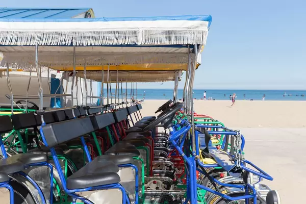 Mehrpersonenfahrräder zum Ausleihen am Strand North Avenue Beach in Chicago