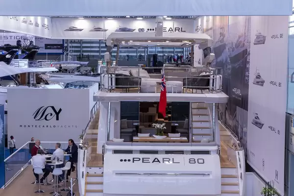 Mehrstöckige Luxusjacht von Monte Carlo Yachts in Messehalle