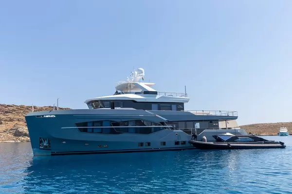 Mehrstöckige Luxusyacht von Numarine auf der Ägäis