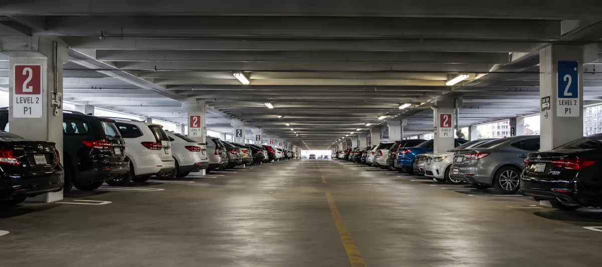 Mehrstöckiges Parkhaus mit Fahrzeugen auf Ebene 2