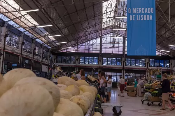 Melonen Zuckermelonen und Gemüsestände am Timeout Market in Lissabon