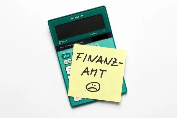 Memo Zettel mit dem Wort Finanzamt auf einem Taschenrechner