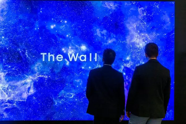 Men standing in front of the huge Samsung screen "The Wall for business", with modular microLED display
