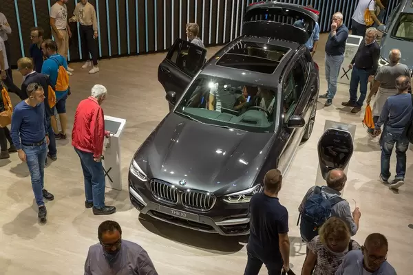 Menschen am BMW Messestand, am x3 Auto, auf der IAA