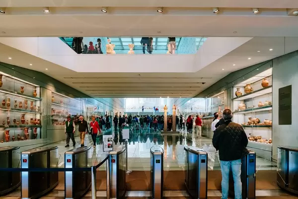 Menschen am Eingang des Akropolis-Museums Bernard Tschumi