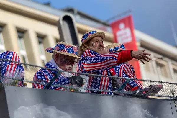 Menschen auf dem Trump-Wagen - Kölner Karneval 2018