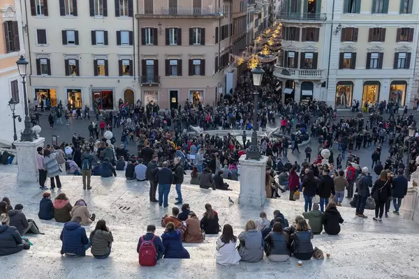 Menschen auf den Treppen des Piazza di Spagna - der weltbrühmte Spanische Platz