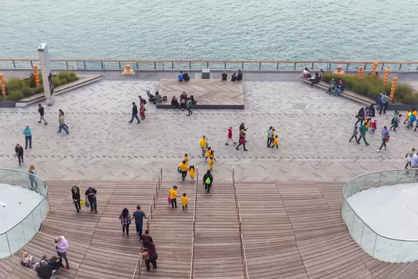 Menschen auf der Seebrücke Navy Pier mit Blick auf Lake Michigan