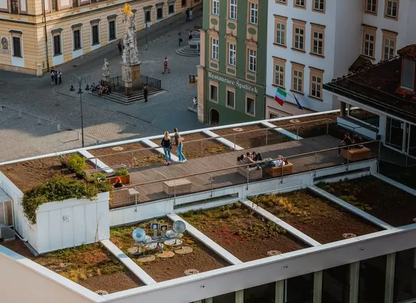 Menschen auf einer Dachterrasse in Brünn, Tschechien