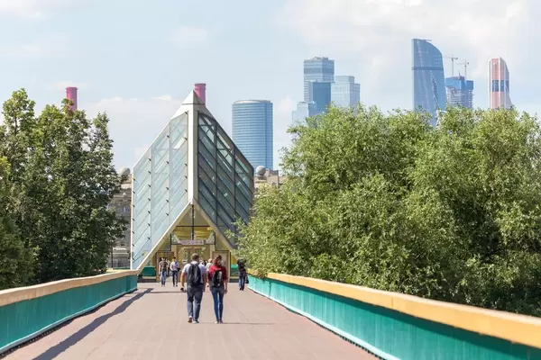 Menschen auf einer kleinen Brücke über der Moskwa, Moskauer Skyline im Hintergrund