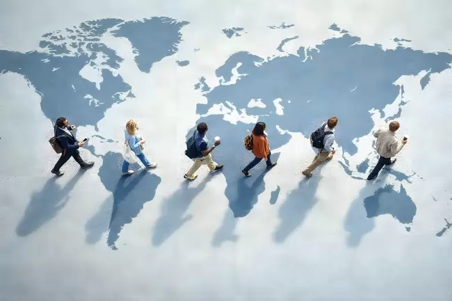 Menschen auf einer Weltkarte - globale Vernetzung und Mobilität