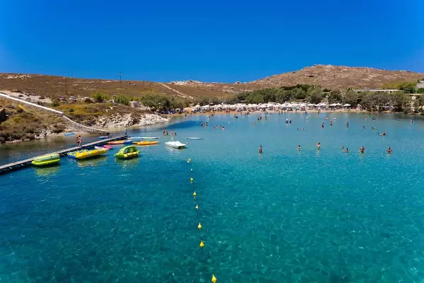 Menschen baden während des Sommerurlaubs im Mittelmeer, vor dem Strand Monastiri von Korakas, auf der griechischen Insel Paros
